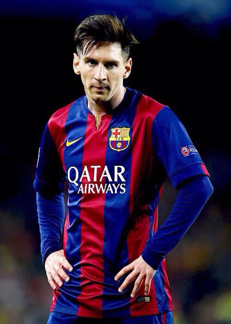 这雪有点大，欧冠赛前一名挪威记者在博德闪耀的球场边线处滑雪（欧冠赛前雪势凶猛，挪威记者在博德闪耀场边滑雪）