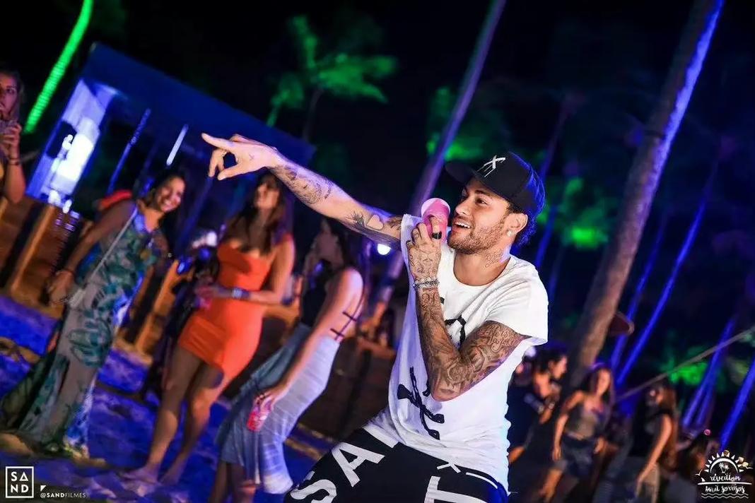 赖斯：我们在幕后有领导小组，比赛日的时候会各抒己见（赖斯：队内有领袖小组，比赛日大家畅所欲言）