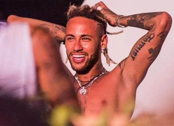 利物浦内讧曝光！斯洛特不愿卖迪亚斯，总监休斯却执意推动转会